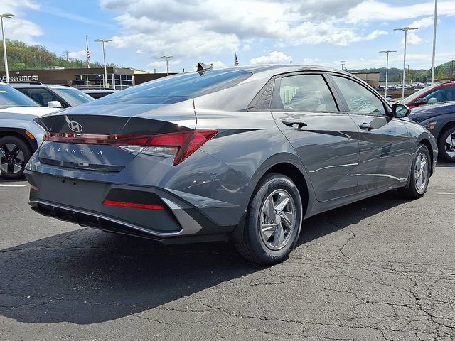 New 2026 Hyundai Elantra SE FWD image 4