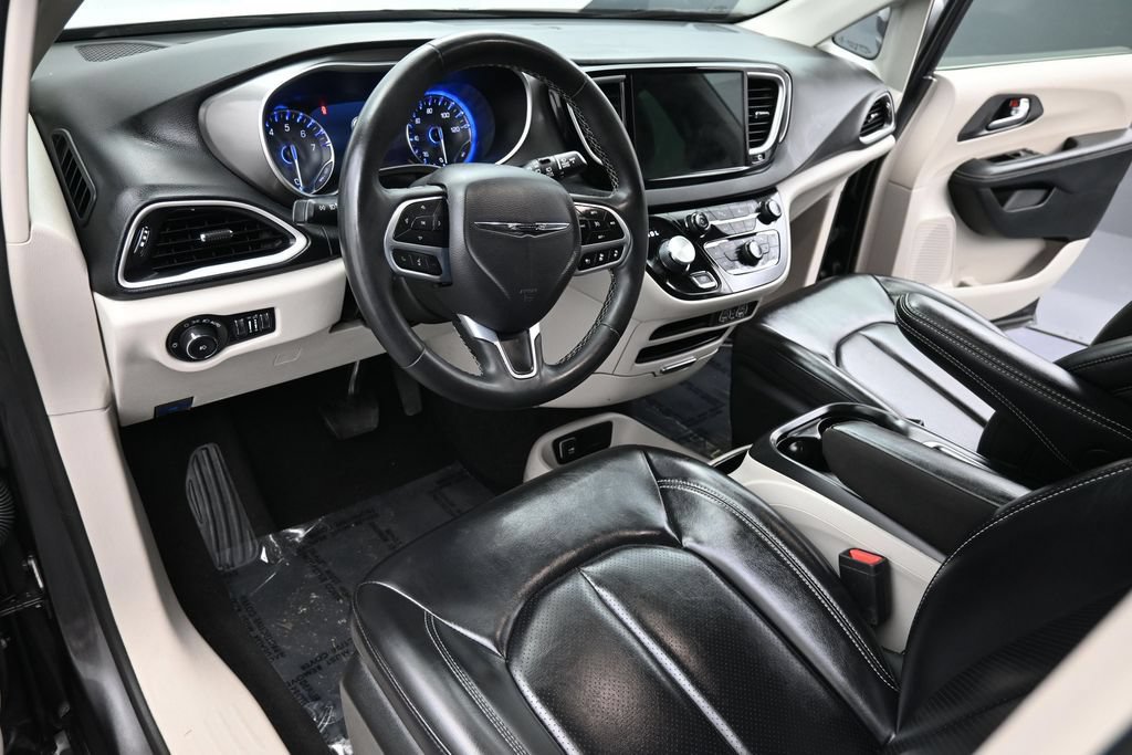 Used 2023 Chrysler Pacifica Touring-L FWD image 12