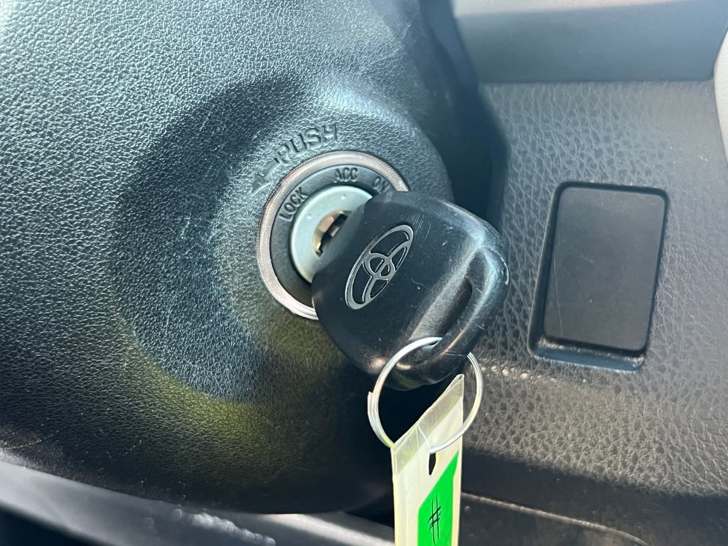 Used 2017 Toyota RAV4 XLE AWD/4WD image 23