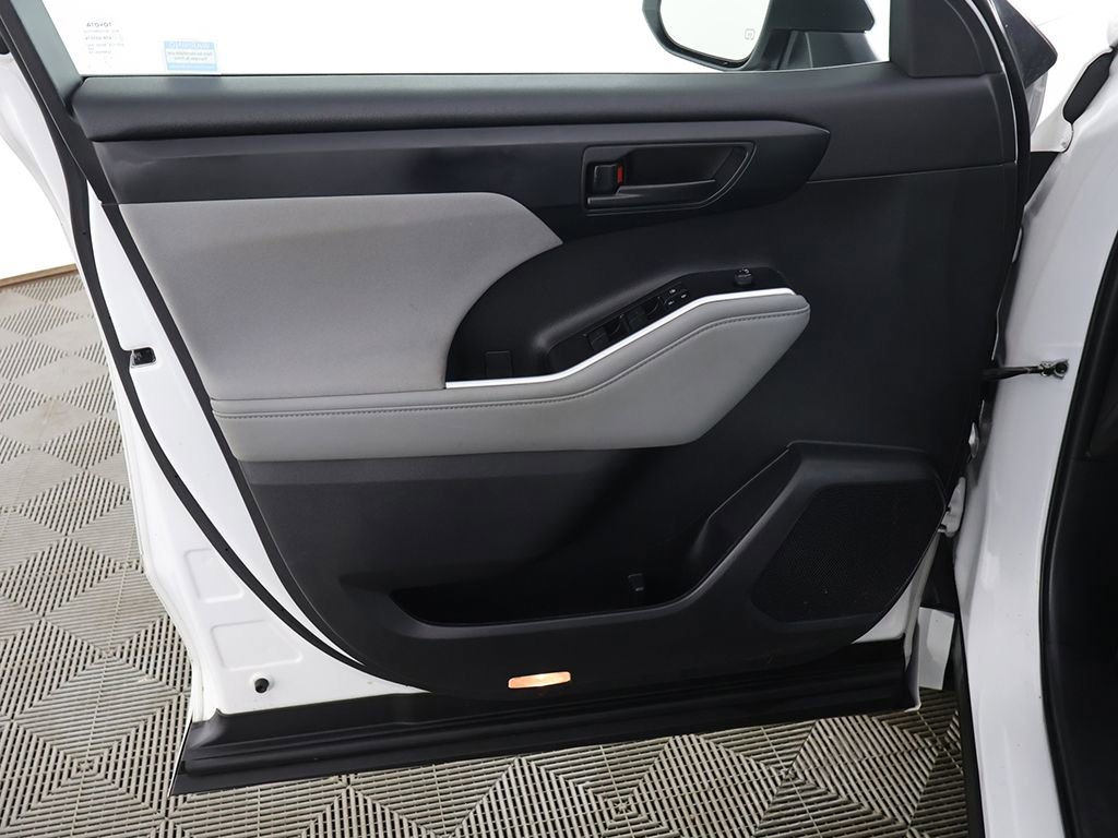 Used 2023 Toyota Highlander L AWD/4WD image 19
