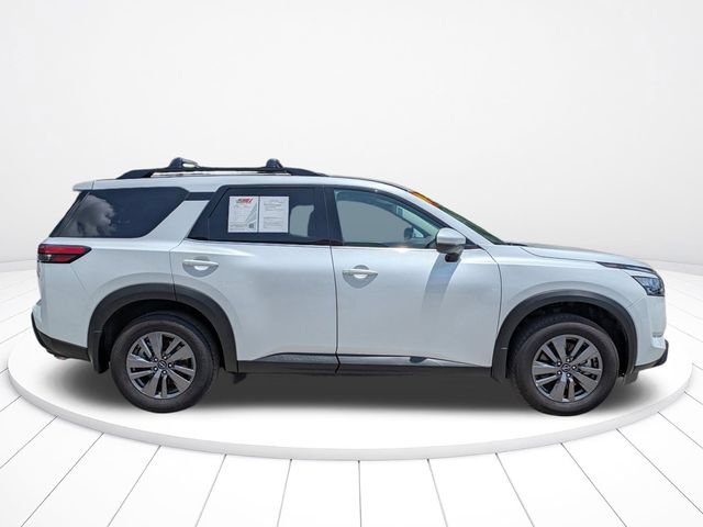 Used 2025 Nissan Pathfinder SV FWD image 3