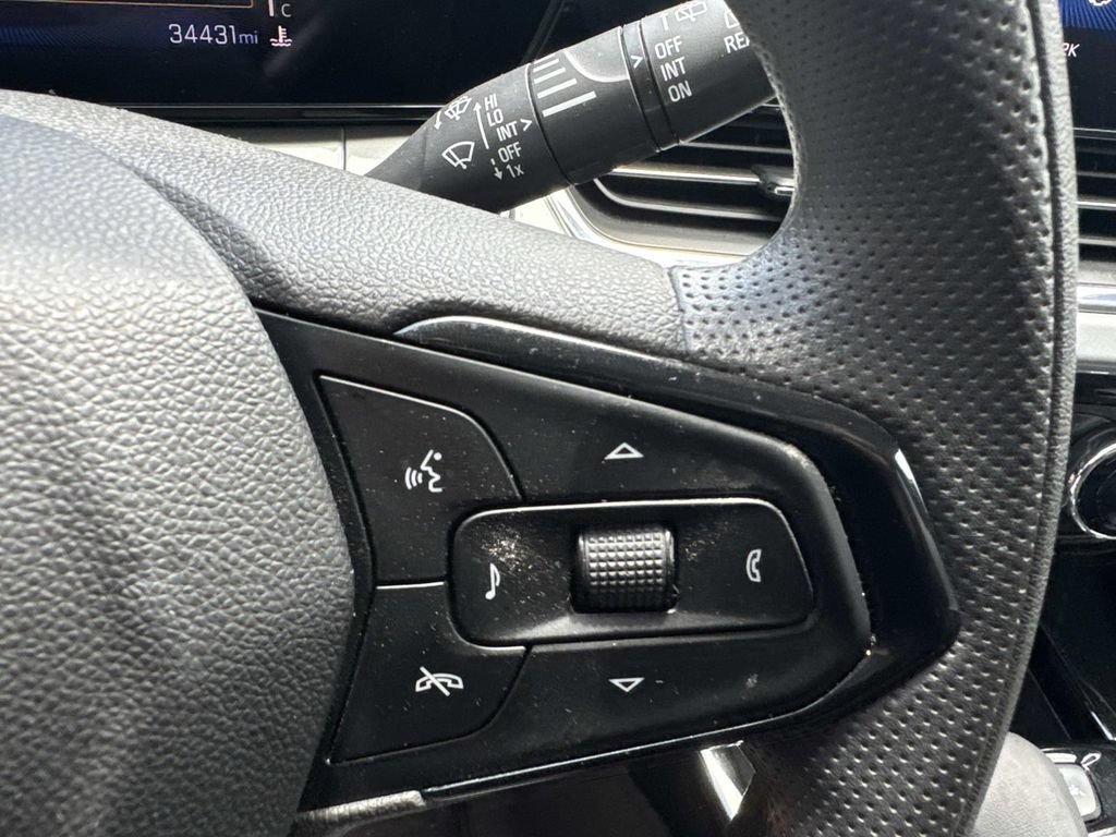 Used 2025 Chevrolet Trax LT FWD image 24