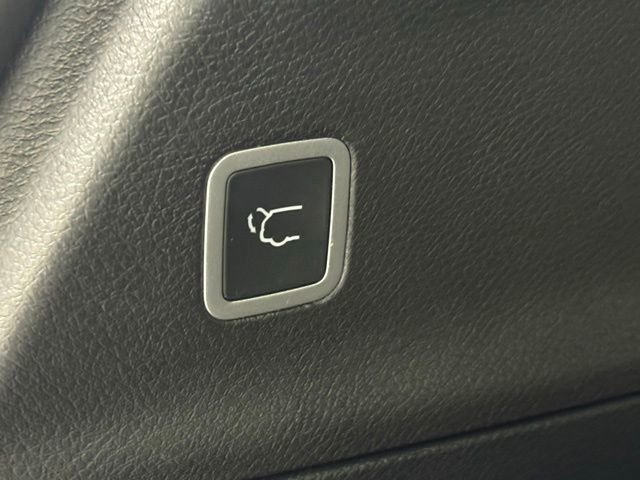 Used 2026 Chrysler Pacifica Limited FWD image 9