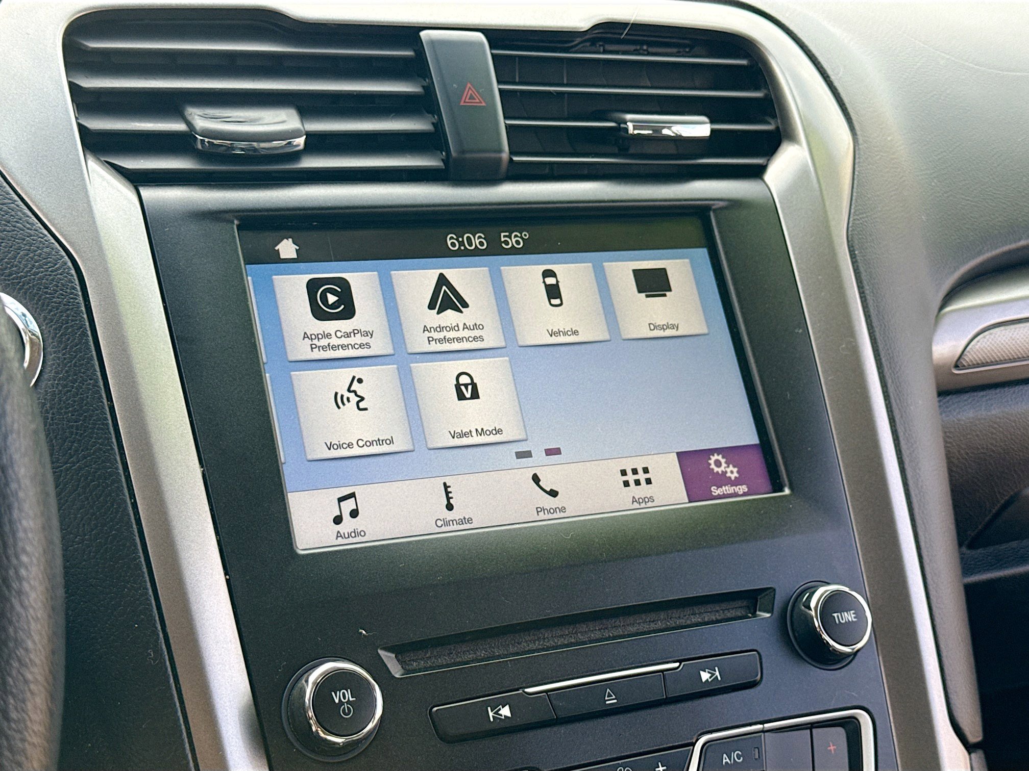 Used 2017 Ford Fusion SE w/ Fusion SE Technology Package FWD image 9