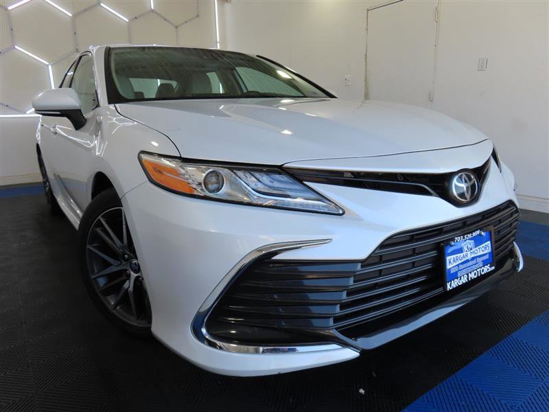 Used 2021 Toyota Camry XLE FWD image 3