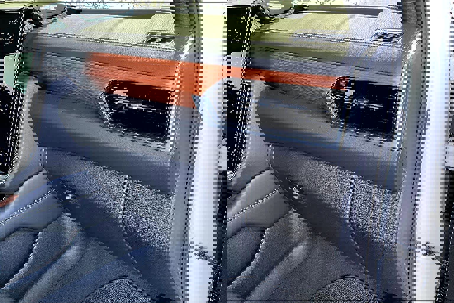 Used 2025 GMC Yukon XL Denali w/ Sun & Power Step Package image 19