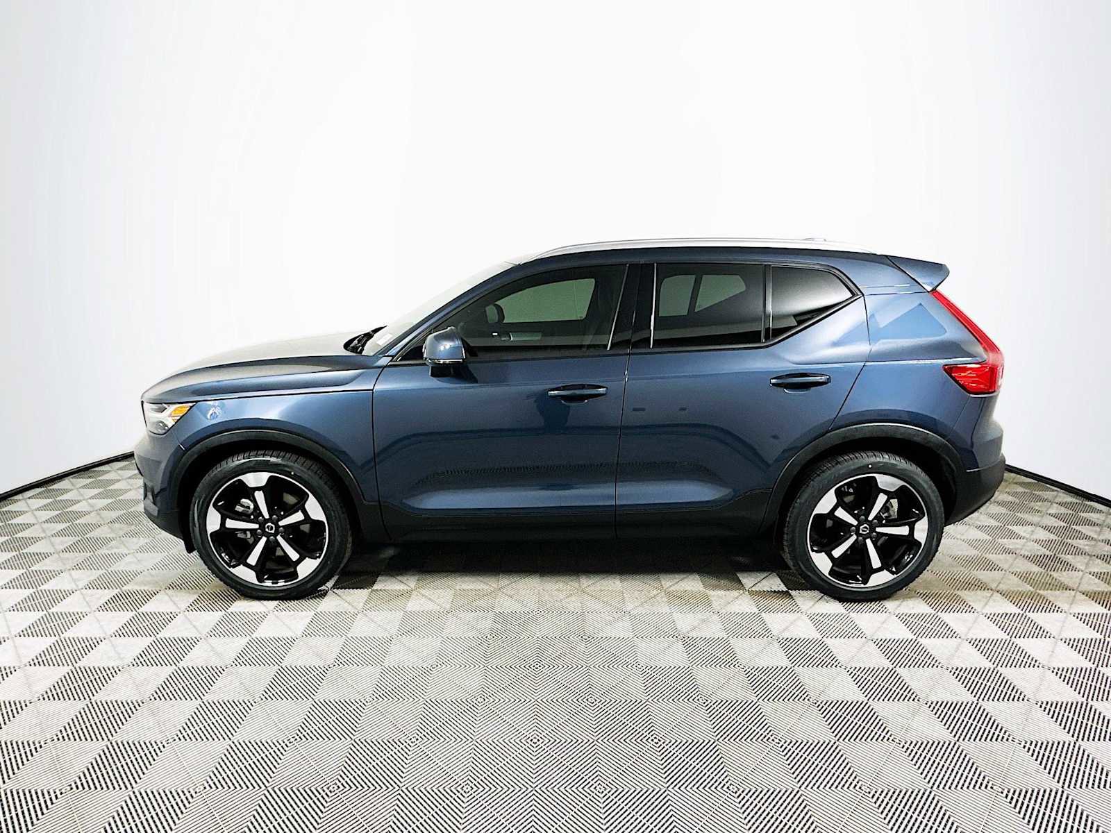 Used 2021 Volvo XC40 T5 Momentum w/ Premium Package image 4