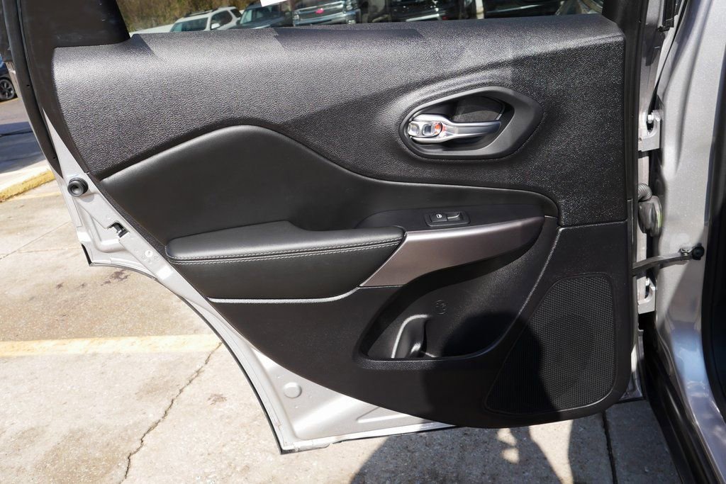 Used 2022 Jeep Cherokee Limited image 28