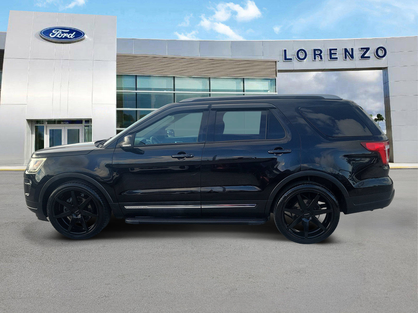 Used 2018 Ford Explorer XLT w/ Equipment Group 202A FWD image 8
