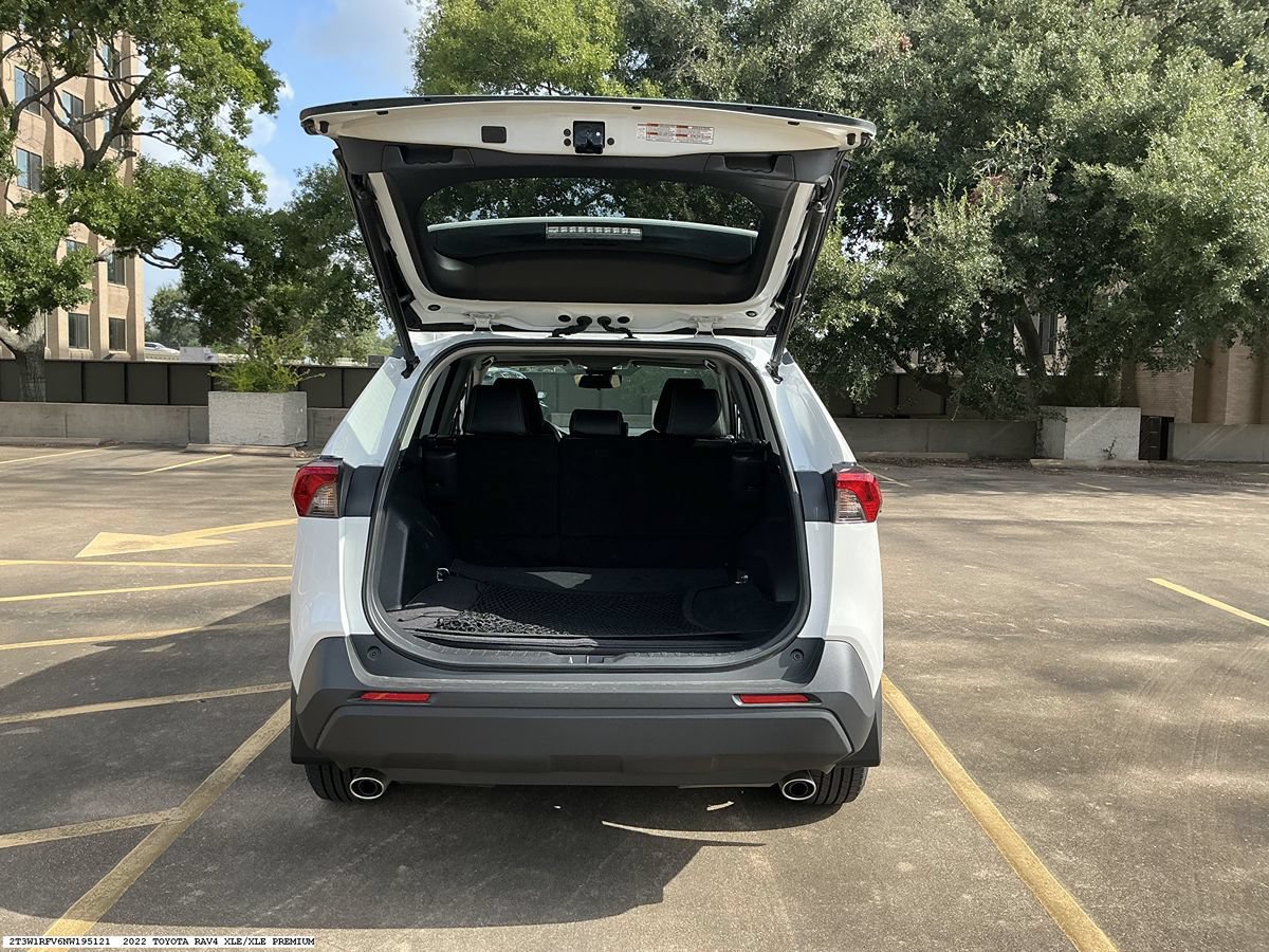 Used 2022 Toyota RAV4 XLE w/ Convenience Package FWD image 10