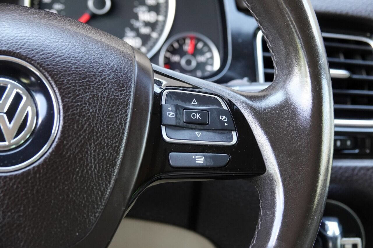 Used 2012 Volkswagen Touareg Sport image 61