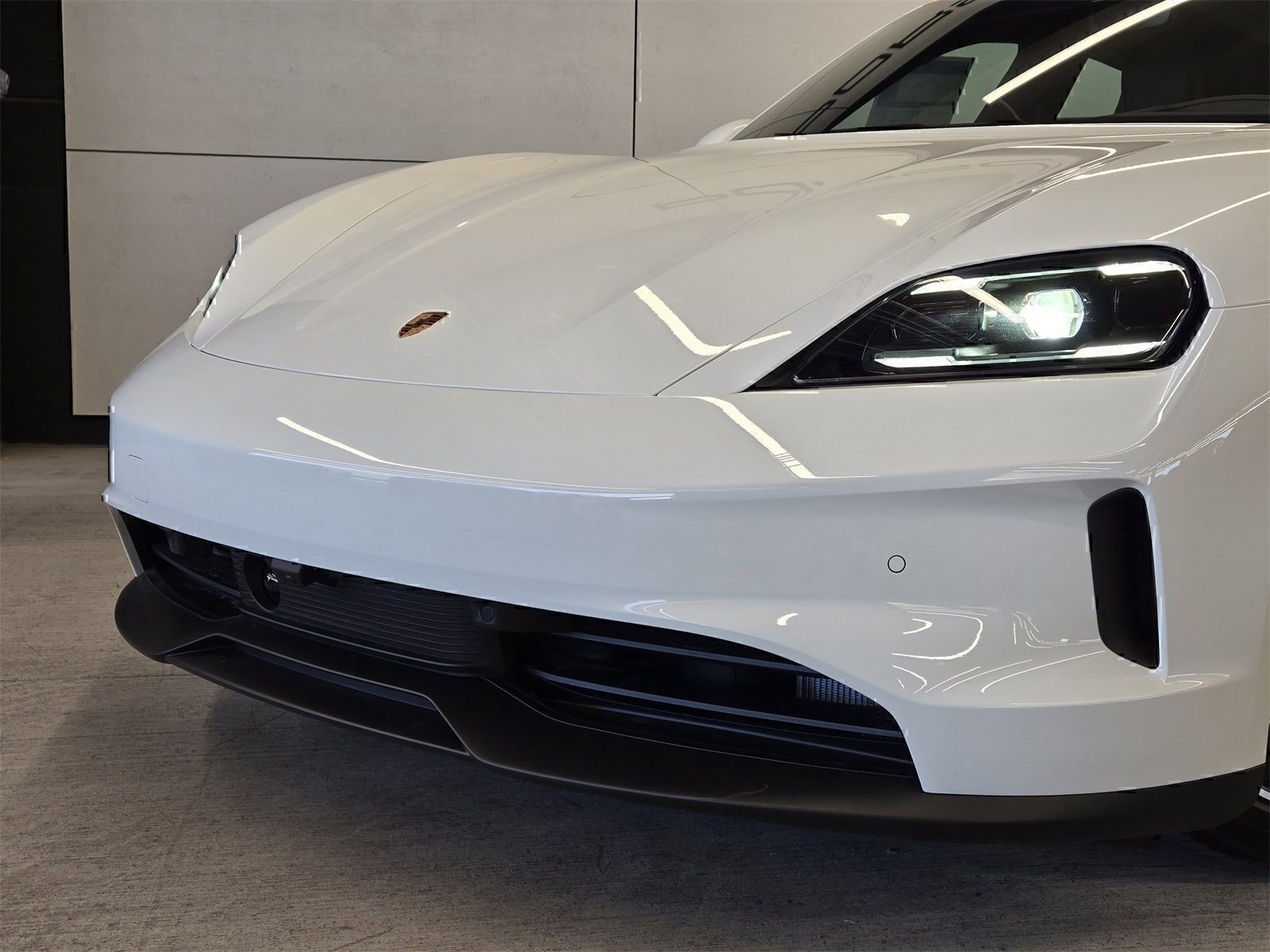 Used 2025 Porsche Taycan image 25