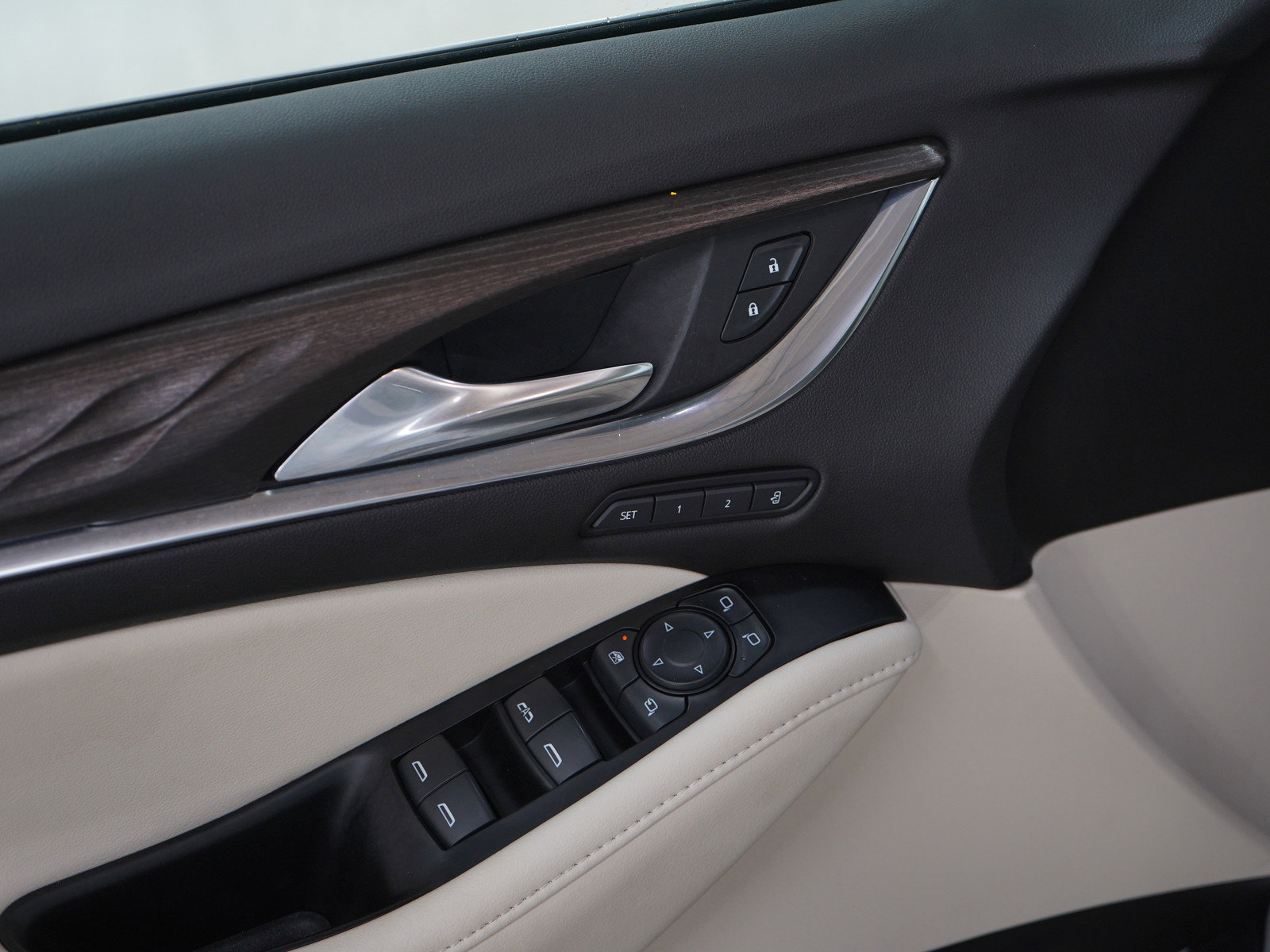 Used 2024 Buick Enclave Avenir w/ Avenir Technology Package image 23