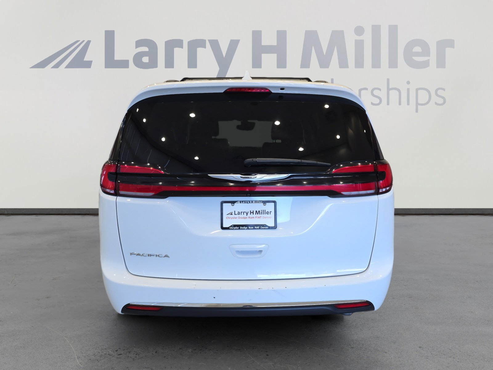 Used 2022 Chrysler Pacifica Touring-L FWD image 4