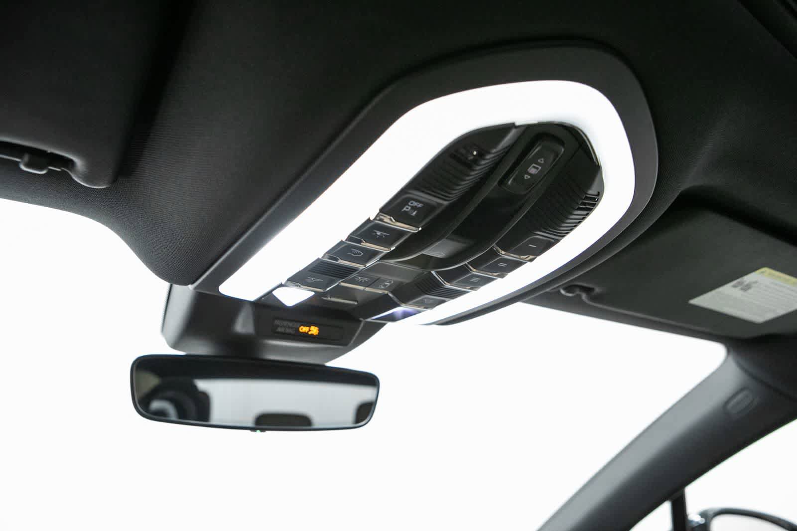 Certified 2023 Porsche Macan AWD/4WD image 32