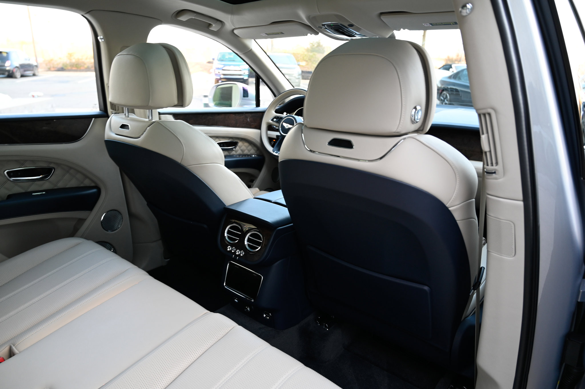 Used 2022 Bentley Bentayga image 48