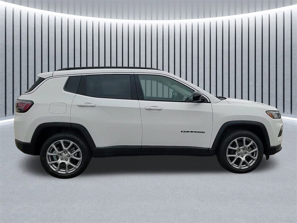 Used 2022 Jeep Compass Latitude w/ Sun and Sound Group image 2