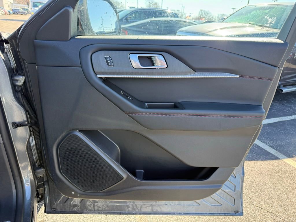 Used 2025 Ford Explorer ST-Line w/ ST-Line Street Pack image 17