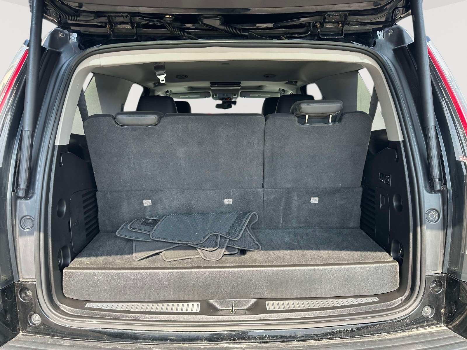 Used 2019 Cadillac Escalade Premium Luxury w/ LPO, Radiant Package AWD/4WD image 34