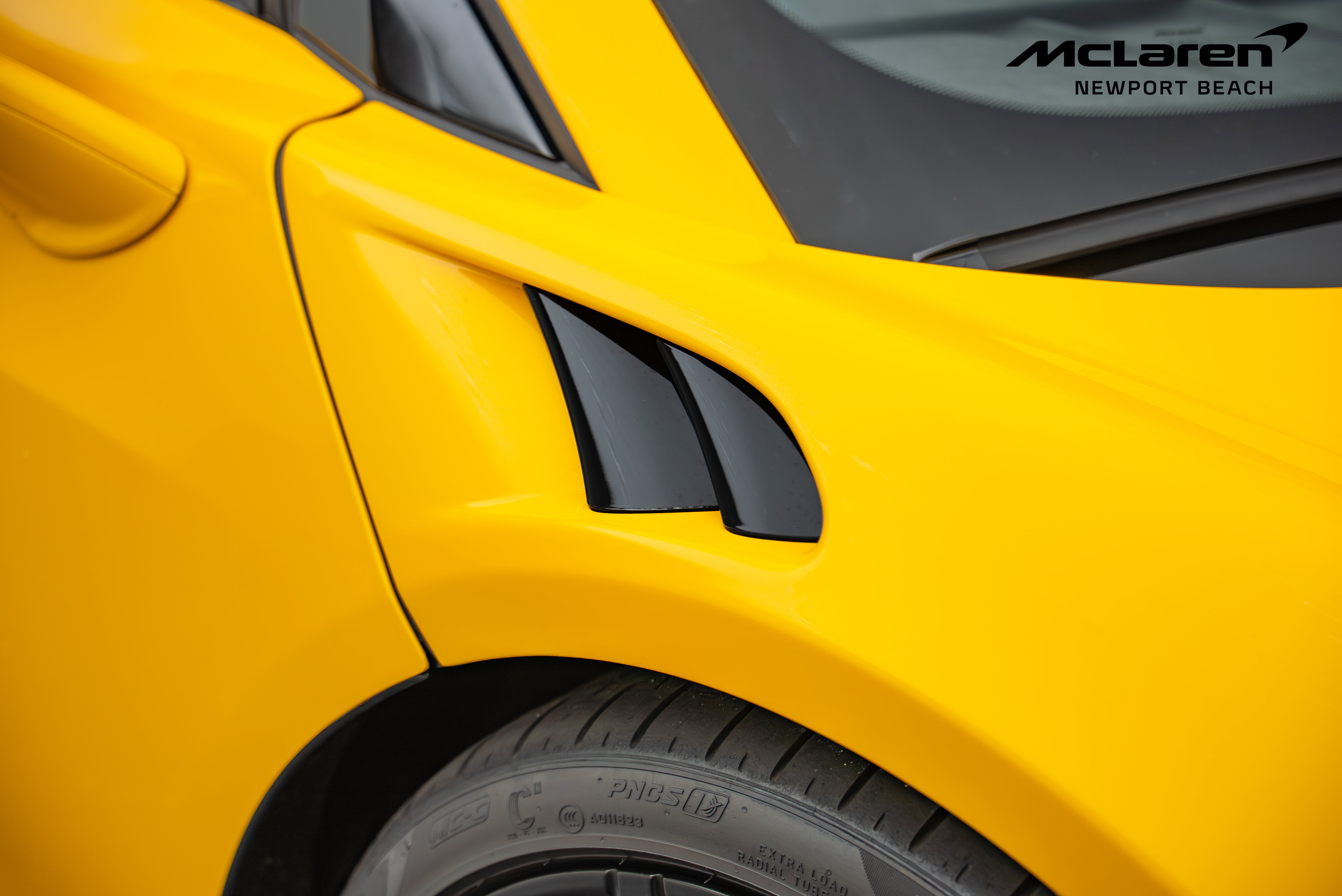 Used 2024 McLaren Artura RWD image 4
