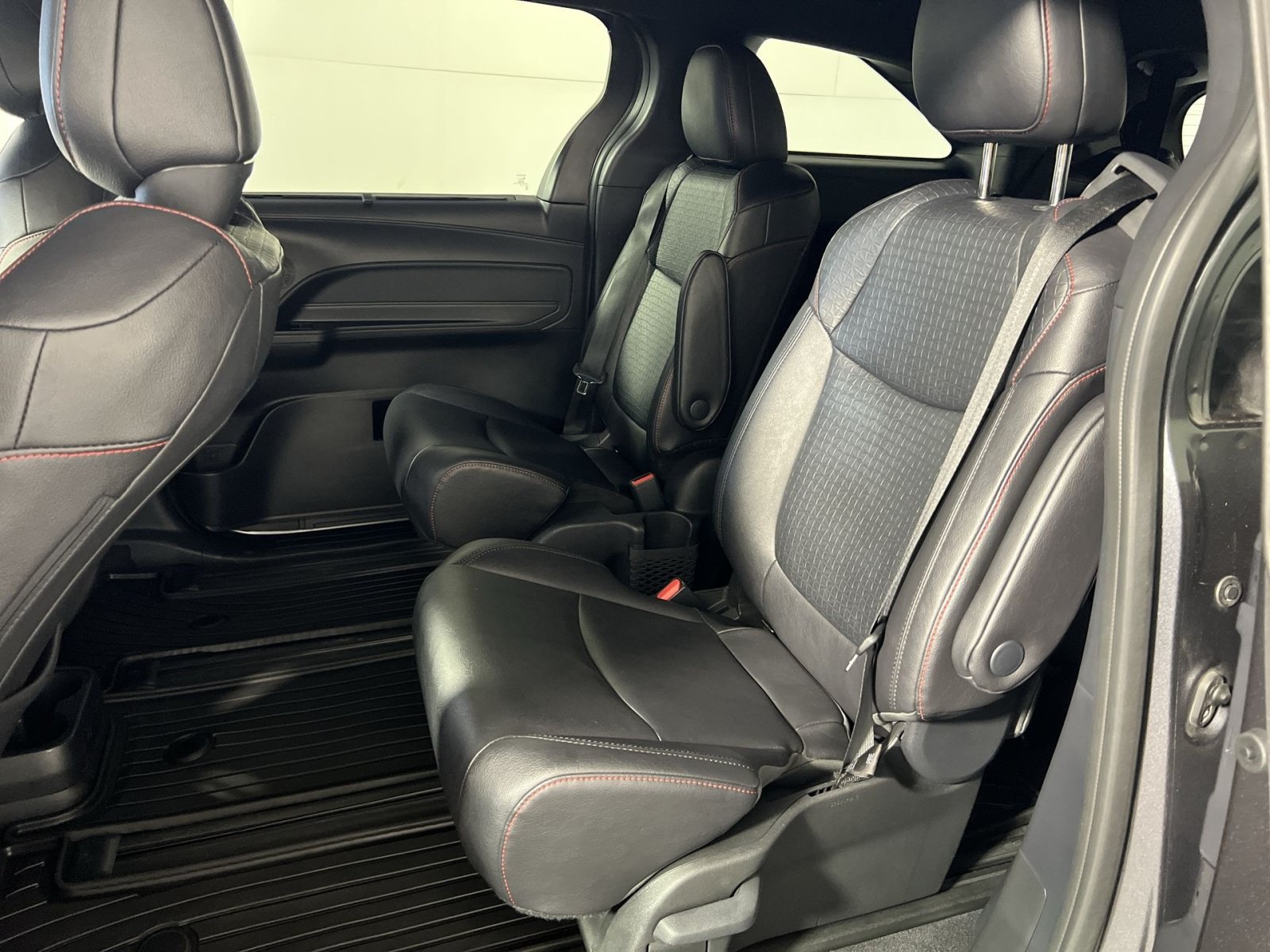 Used 2025 Toyota Sienna XSE w/ XSE Plus Package AWD/4WD image 26