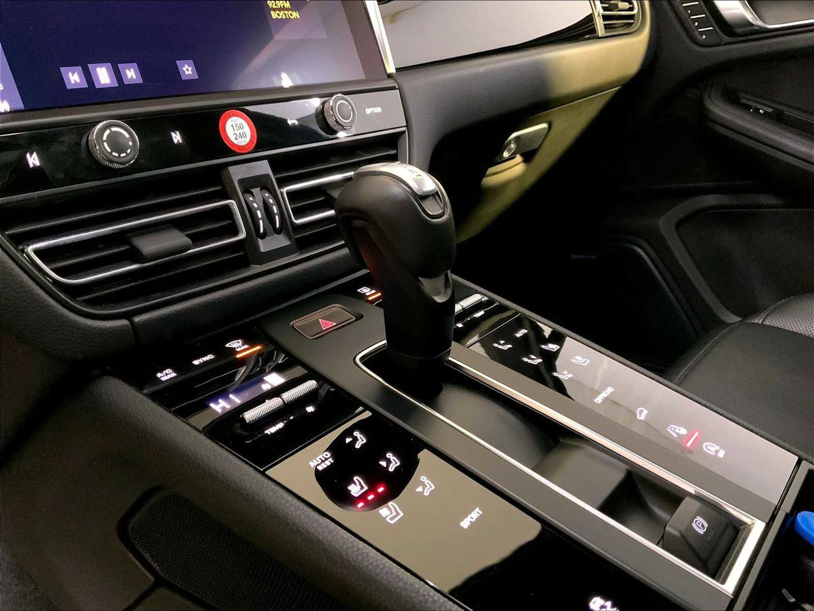 Certified 2024 Porsche Macan image 17