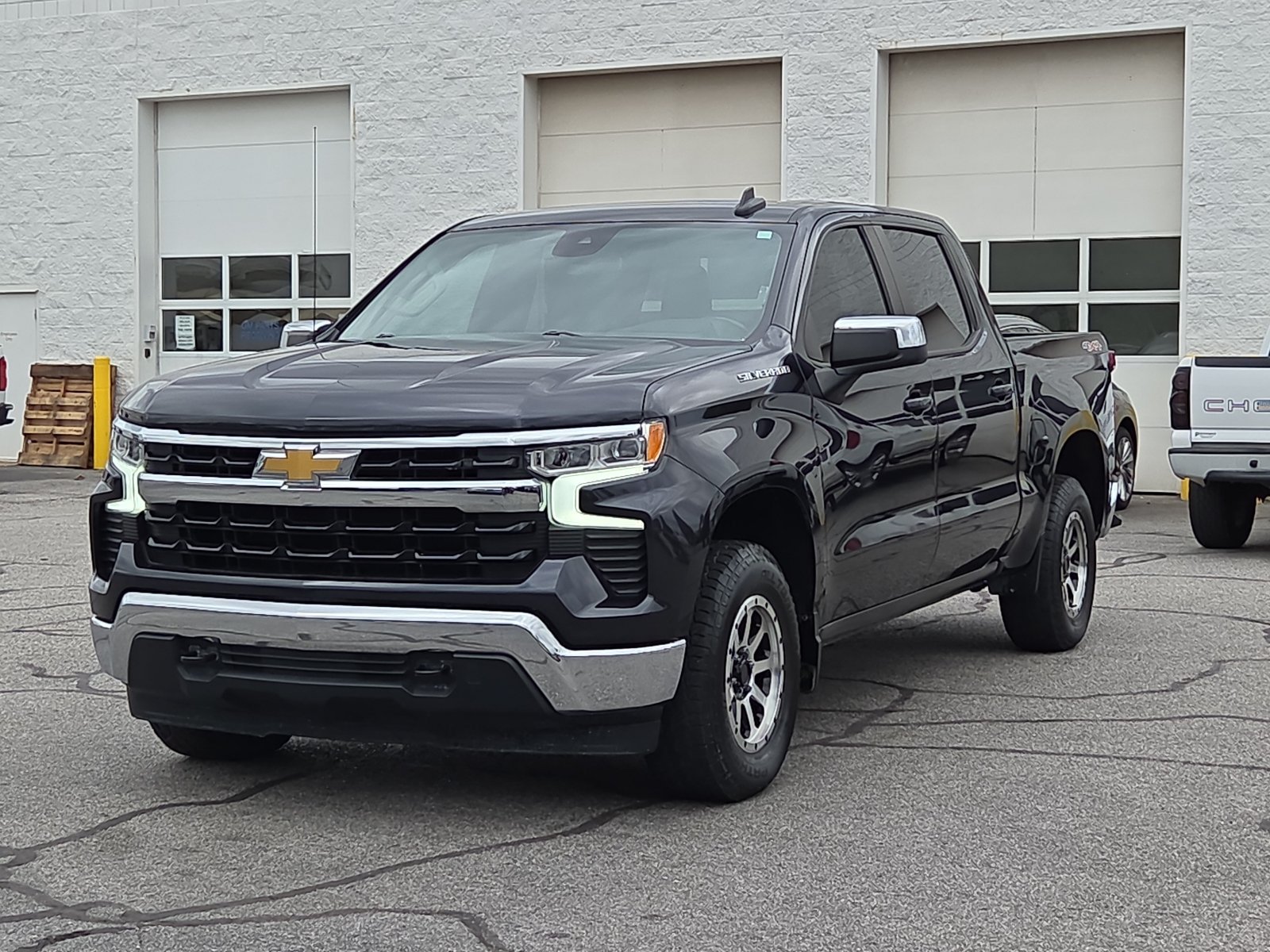 Used 2023 Chevrolet Silverado 1500 LT w/ Protection Package AWD/4WD image 3