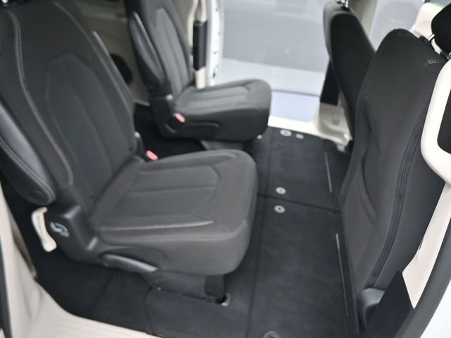 Used 2023 Chrysler Voyager LX image 15