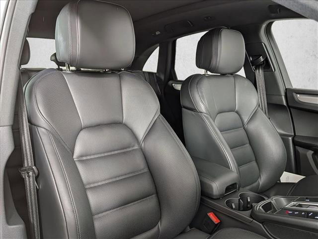Certified 2025 Porsche Macan AWD/4WD image 24