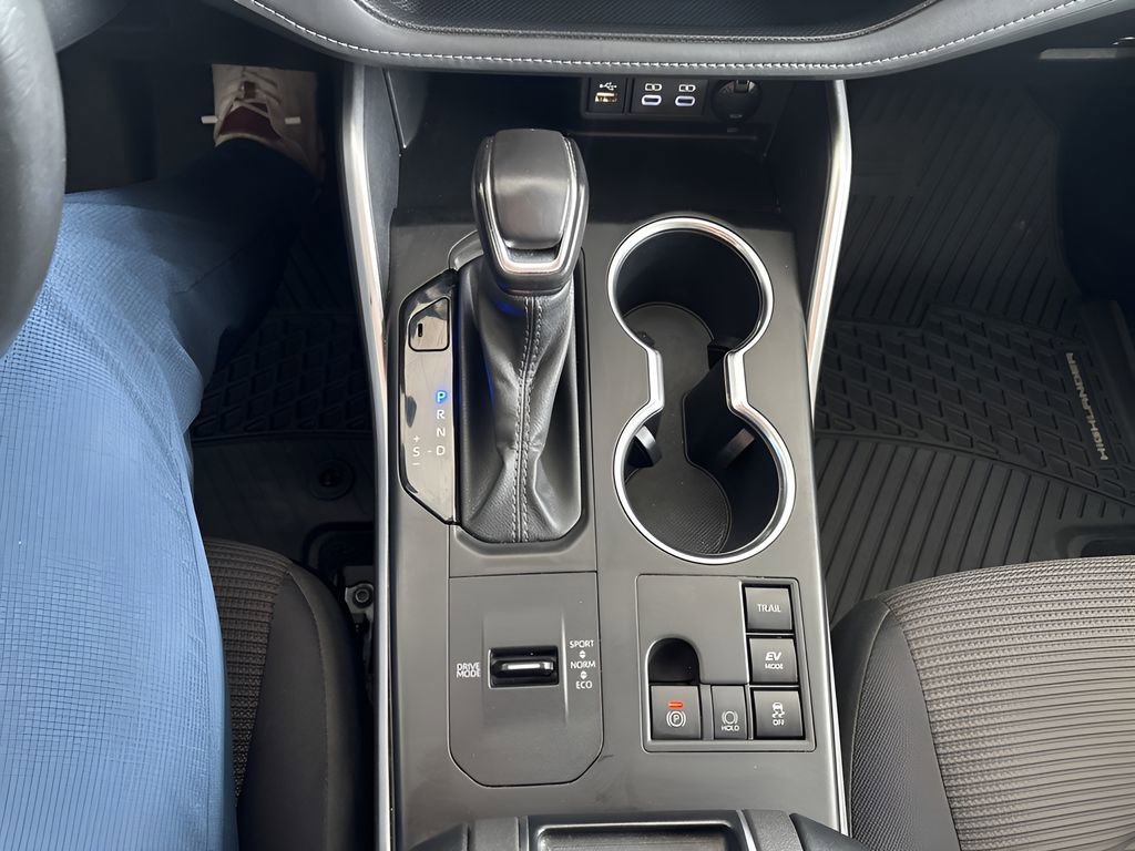 Used 2024 Toyota Highlander LE image 17