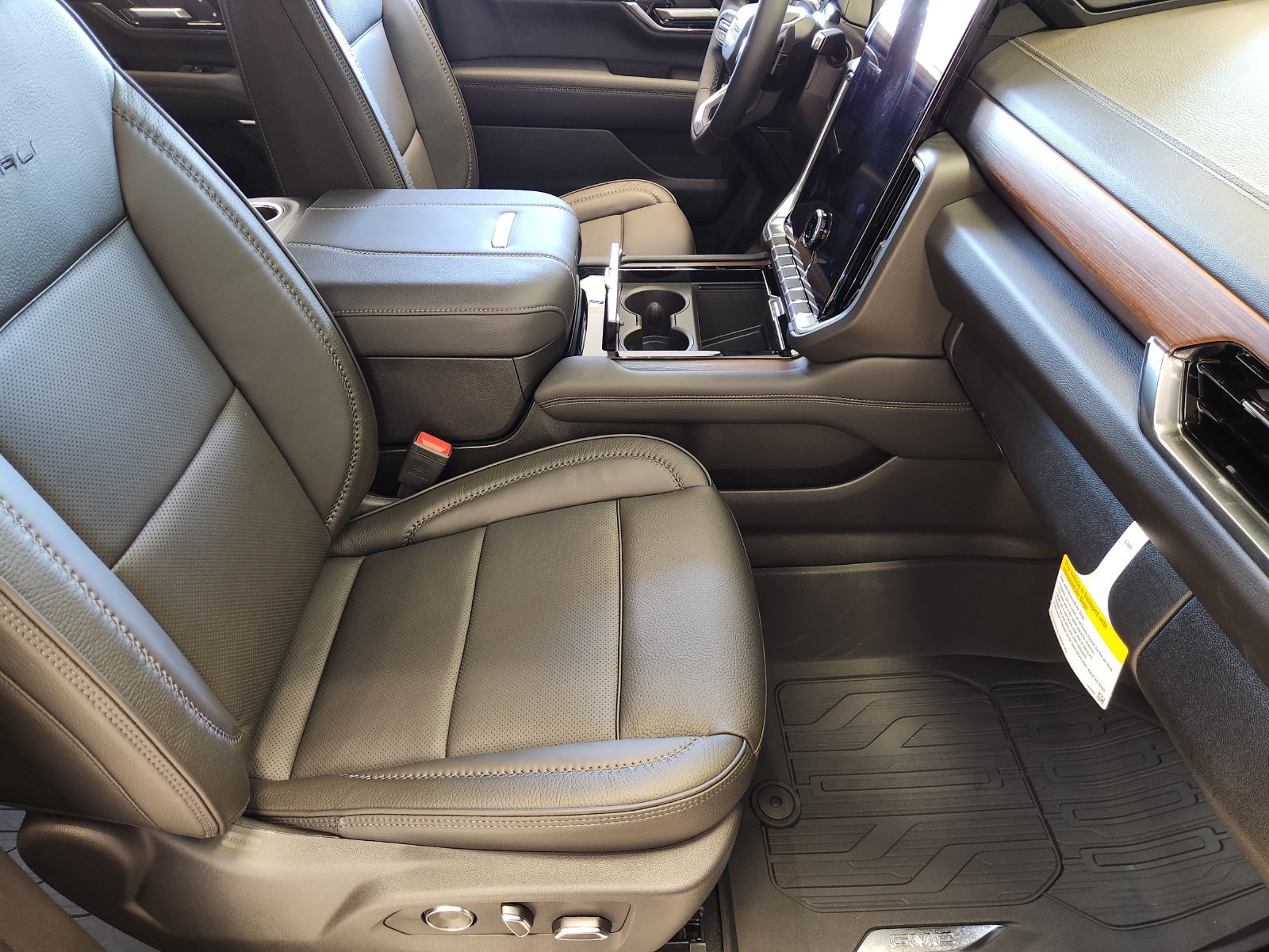 New 2026 GMC Yukon Denali w/ Denali Reserve Package AWD/4WD image 14