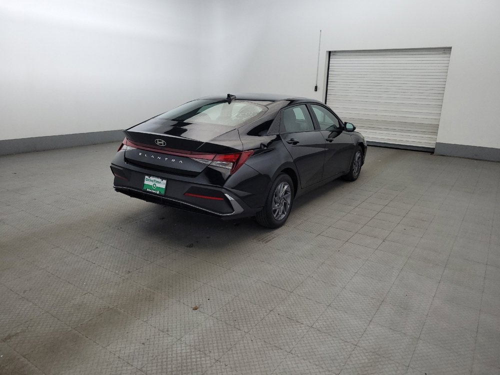 Used 2024 Hyundai Elantra SEL FWD image 9