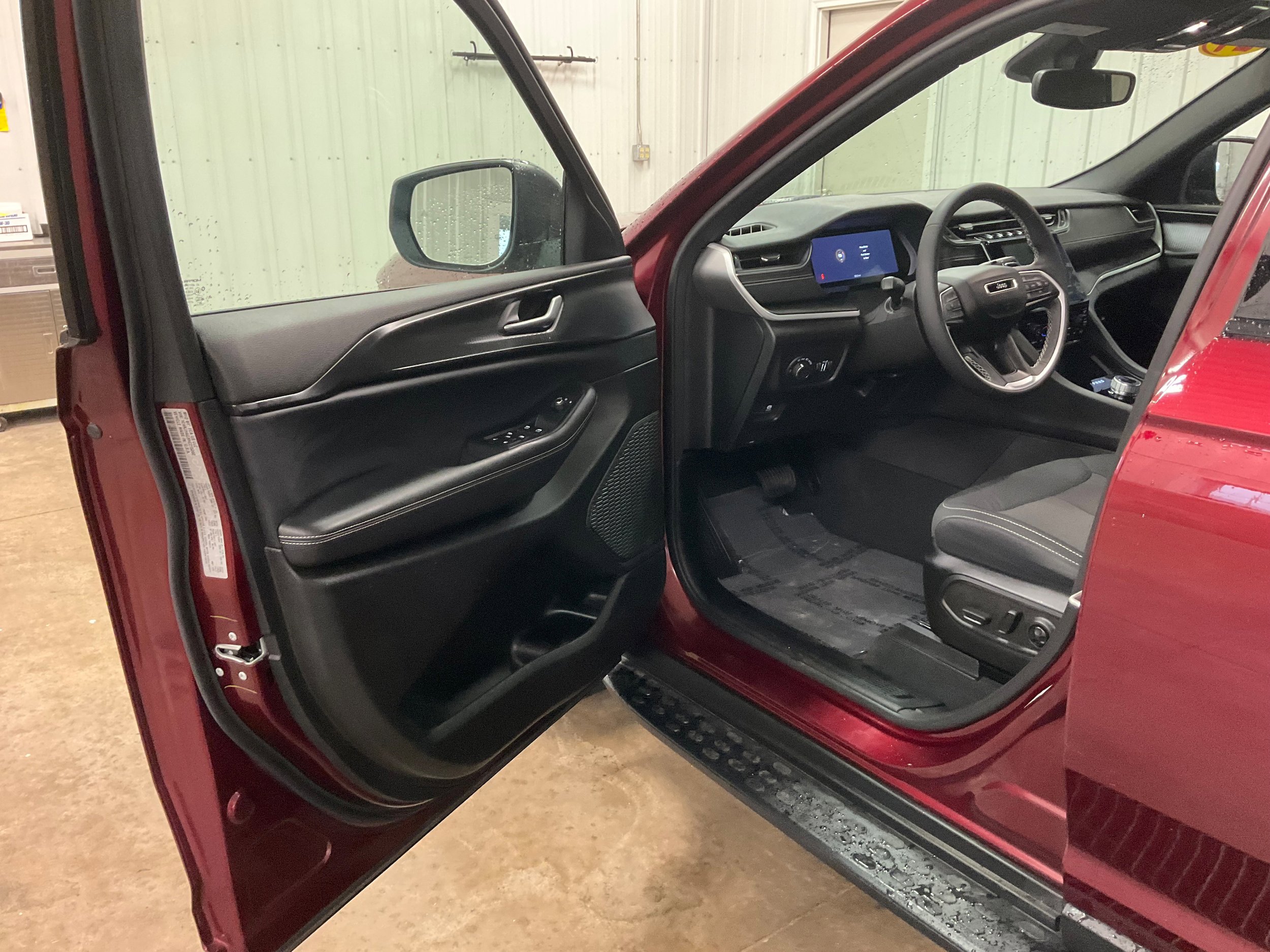Used 2024 Jeep Grand Cherokee Laredo AWD/4WD image 8