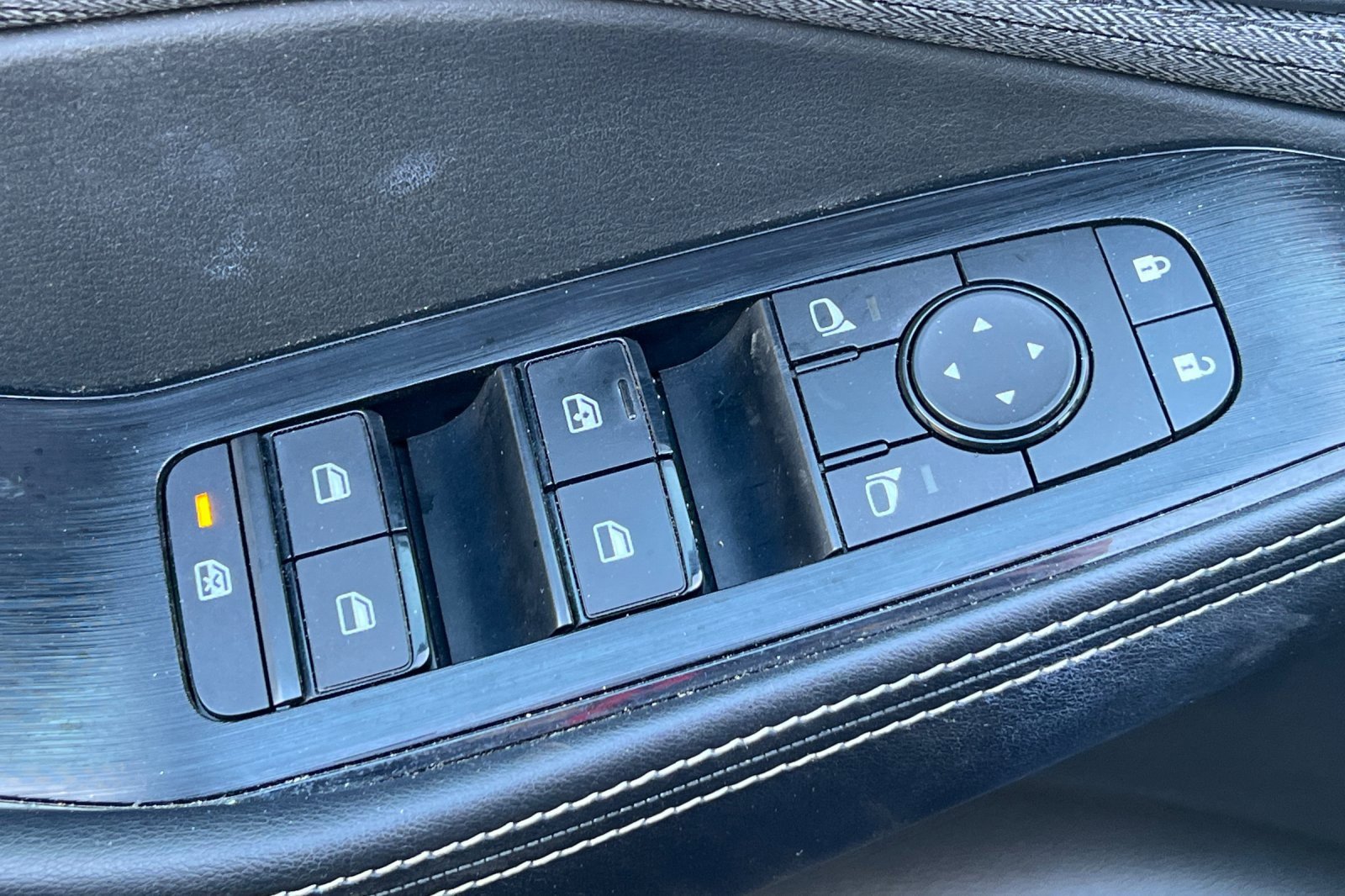 Used 2023 Nissan Rogue SV image 14