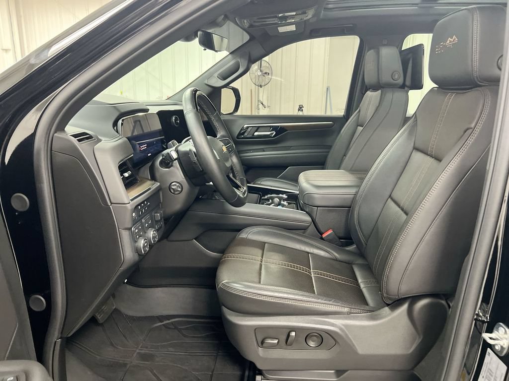Used 2025 Chevrolet Suburban High Country AWD/4WD image 21