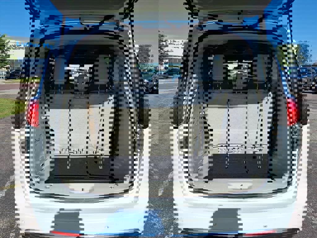 Used 2018 Chrysler Pacifica Touring-L image 20