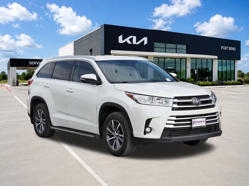 Used 2017 Toyota Highlander XLE FWD image 3
