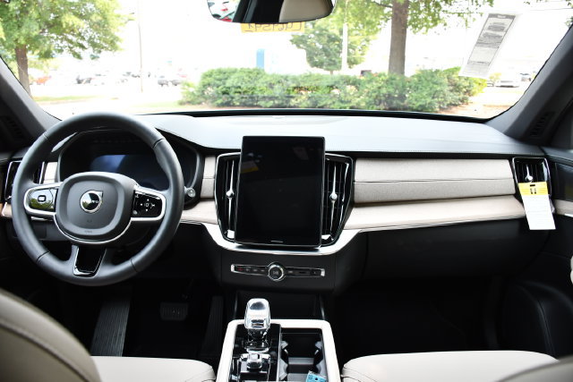 New 2026 Volvo XC90 B5 Plus w/ Protection Package Premier AWD/4WD image 18