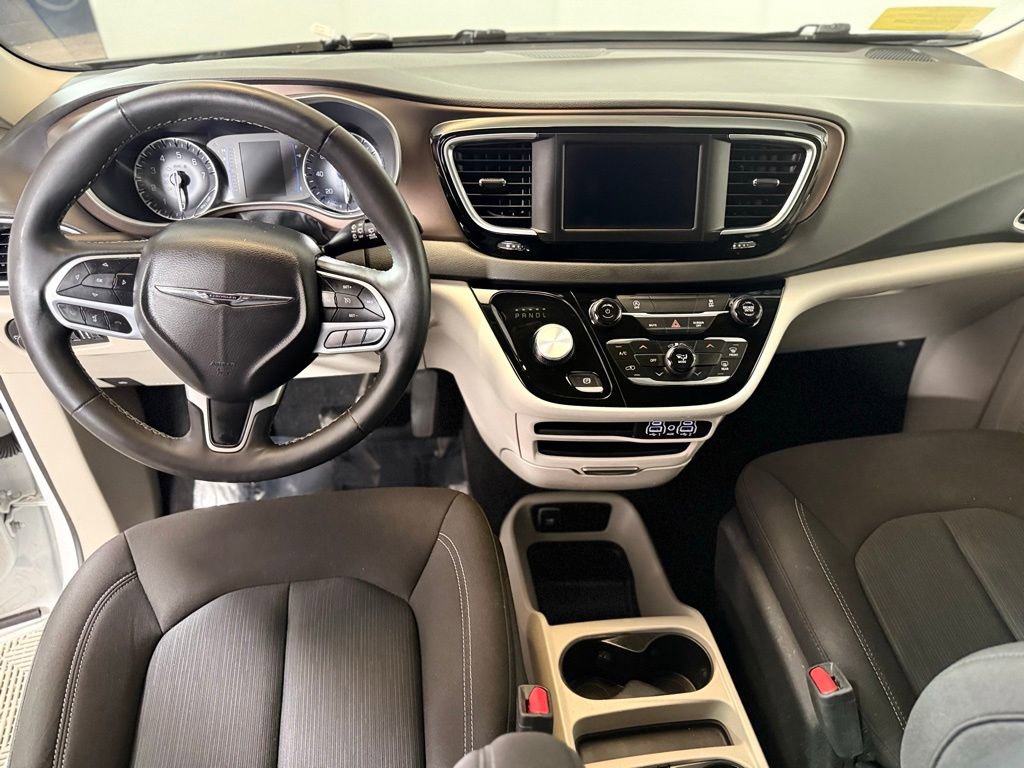 Used 2023 Chrysler Voyager LX image 11