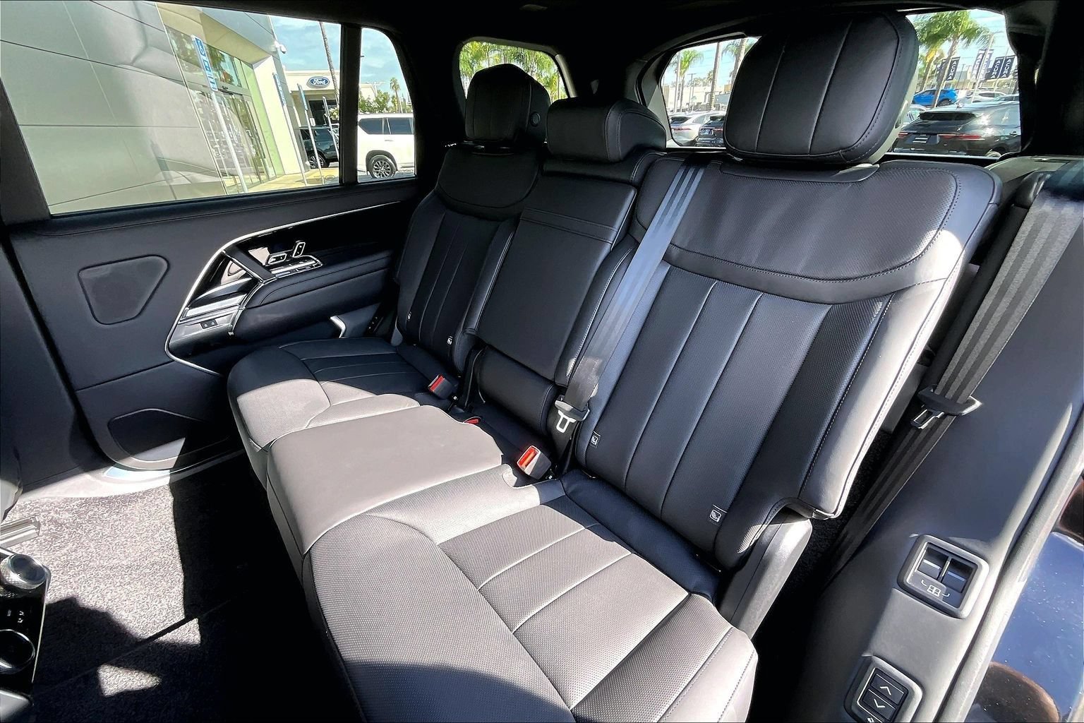New 2026 Land Rover Range Rover Long Wheelbase SE AWD/4WD image 10