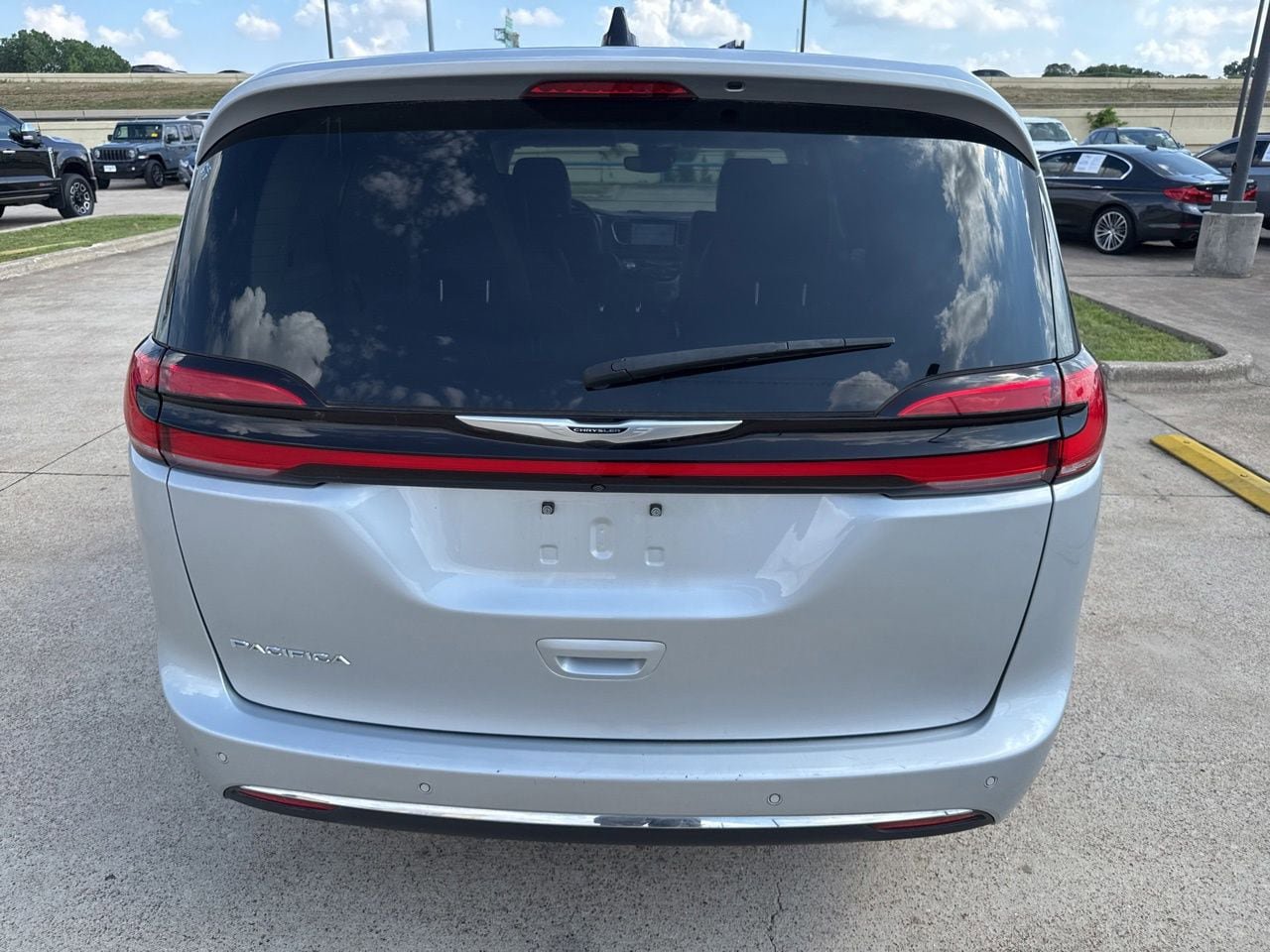 Used 2023 Chrysler Pacifica Touring-L FWD image 9