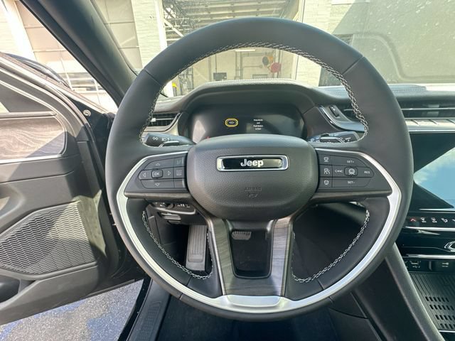 New 2026 Jeep Grand Cherokee Limited w/ Luxury Tech Group II AWD/4WD image 16