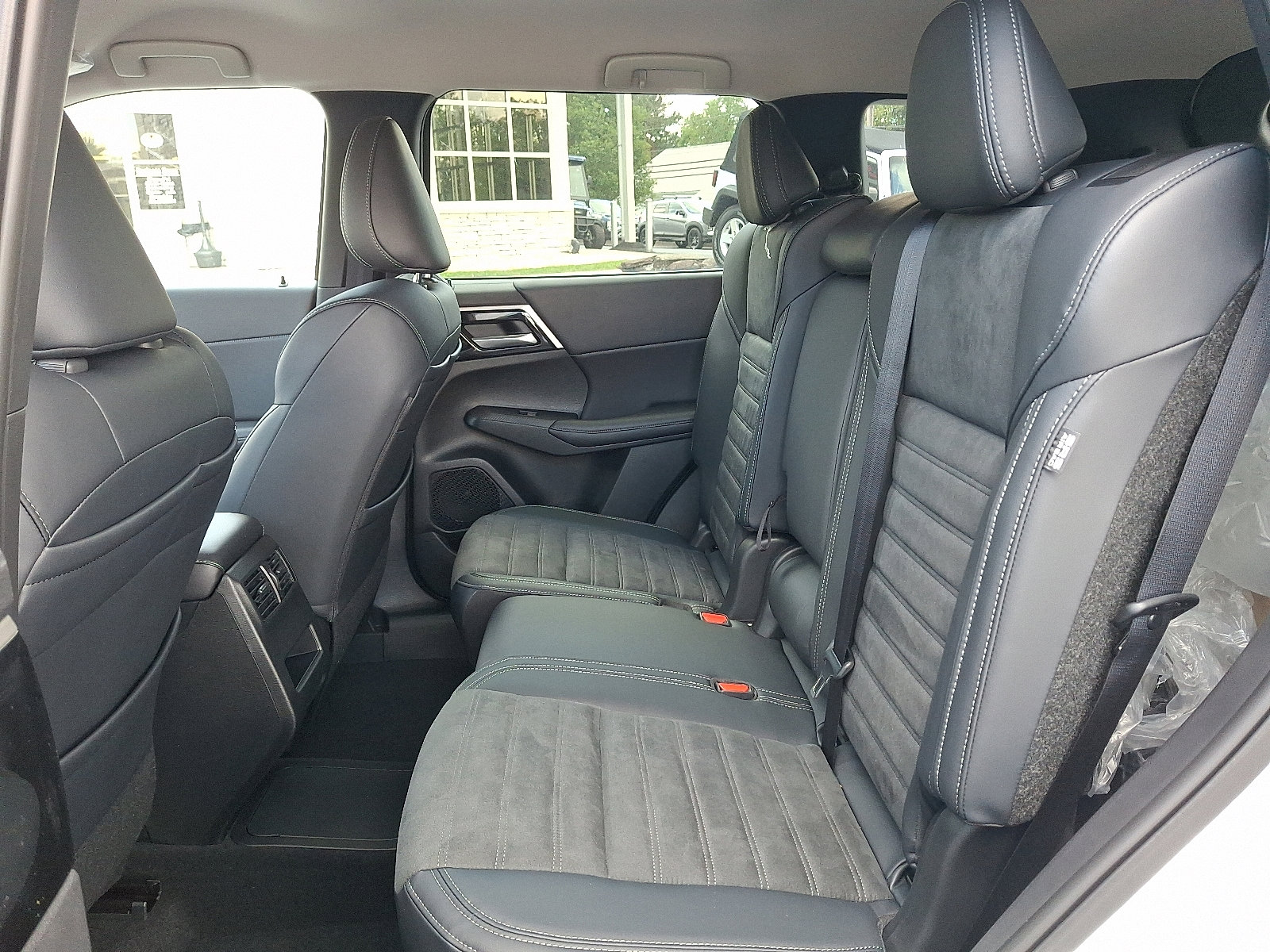 New 2025 Mitsubishi Outlander SE image 10