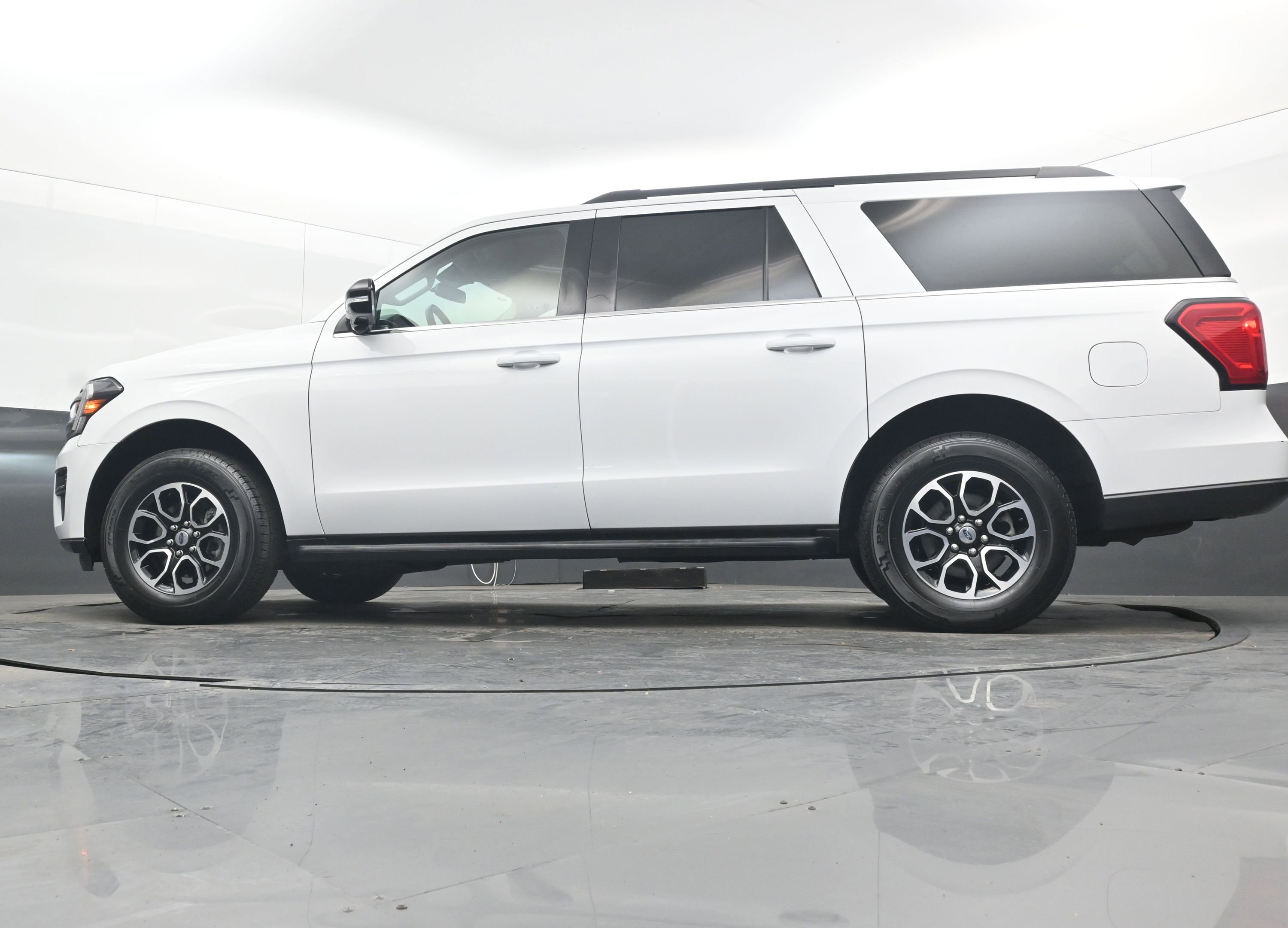 Used 2024 Ford Expedition Max XLT image 27