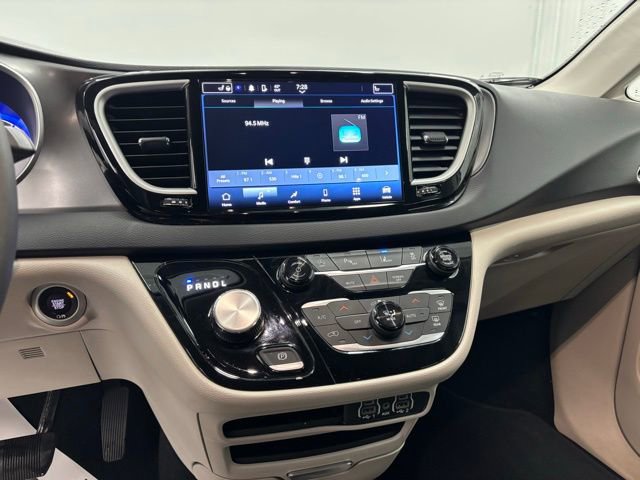 Used 2024 Chrysler Pacifica Touring-L image 23