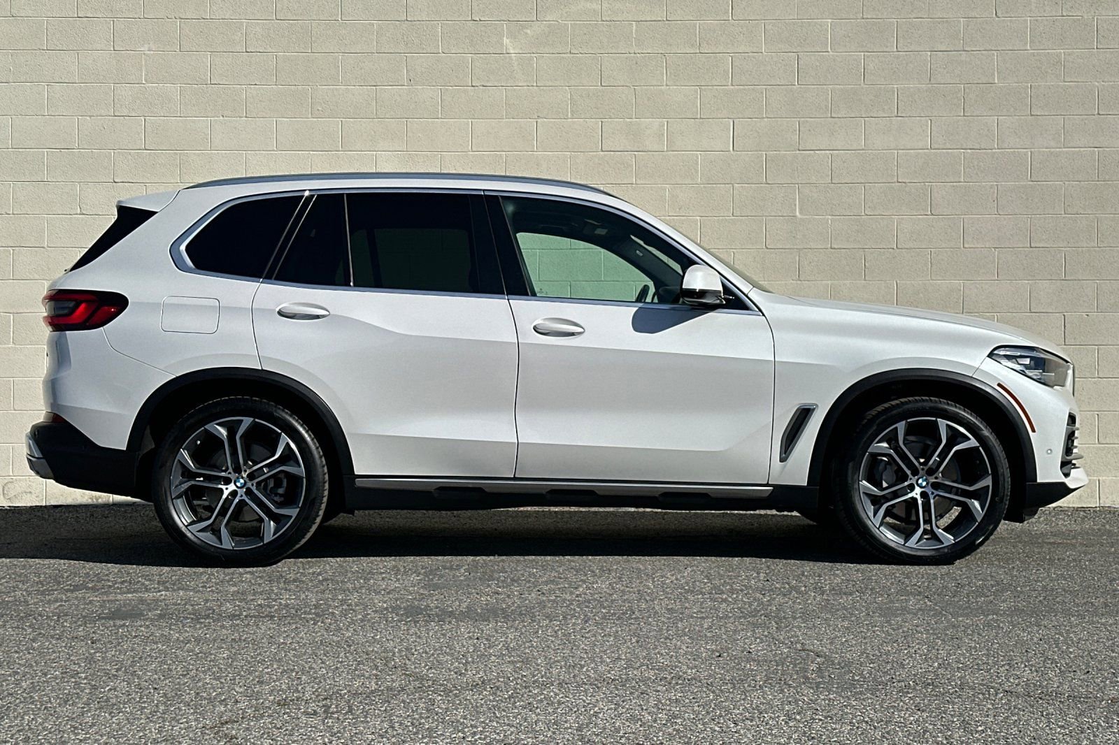 Used 2023 BMW X5 xDrive40i w/ Premium Package image 3