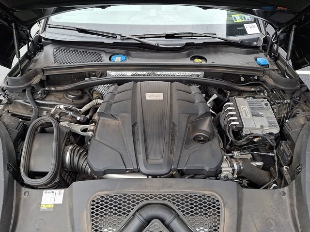 Certified 2021 Porsche Macan Turbo AWD/4WD image 32