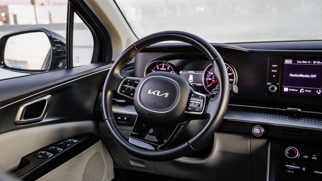 Used 2024 Kia Carnival LX image 18