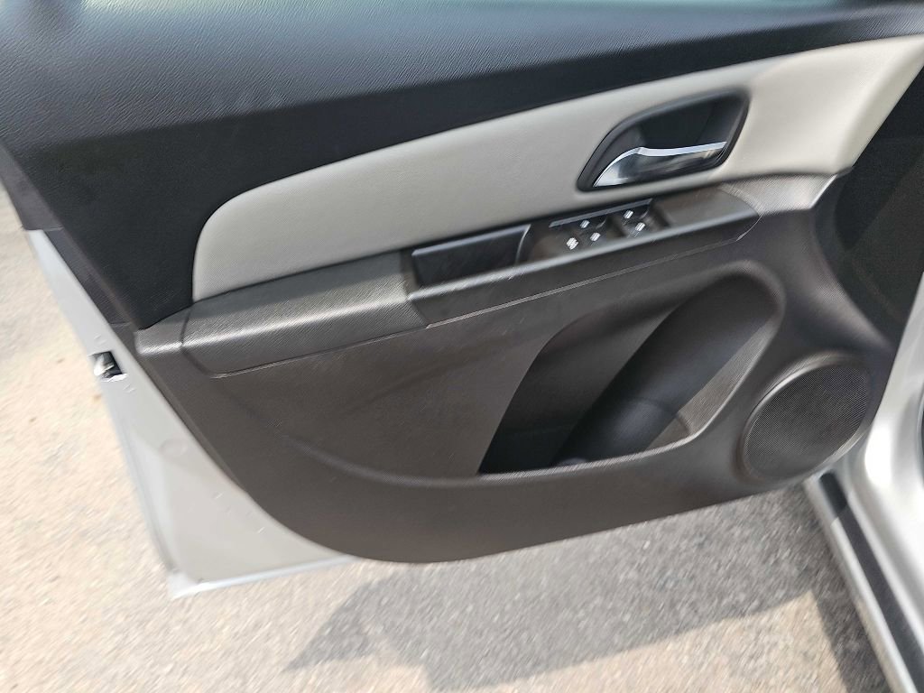 Used 2011 Chevrolet Cruze LS image 38