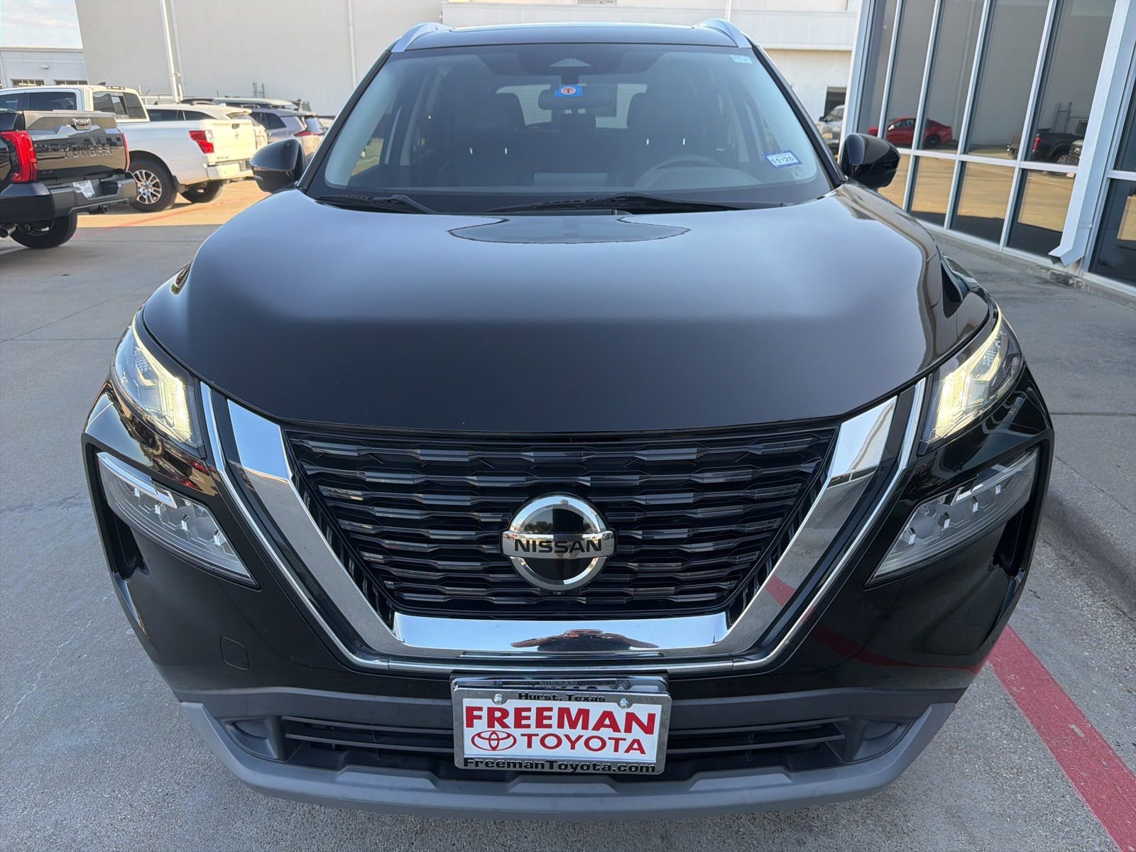 Used 2021 Nissan Rogue SV w/ Premium Package FWD image 3